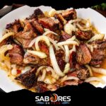 Carne de cabrito acebolado