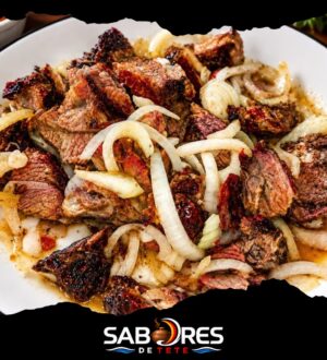 Carne de cabrito acebolado